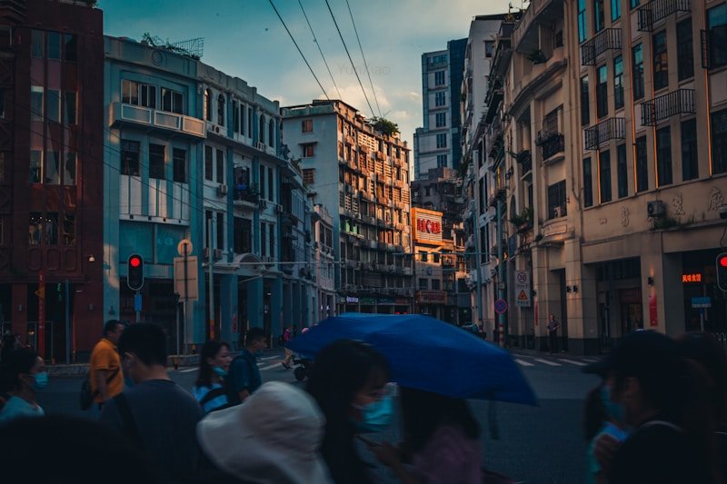 某城市突发极端天气，市民自发互助画面感动全网